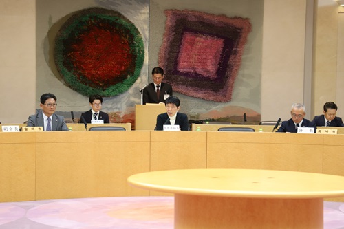 写真：あいさつする山本知事