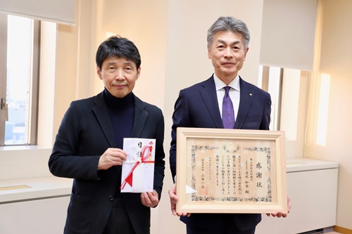 山本知事と出席者の記念写真