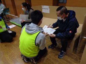 避難所で聞き取り画像