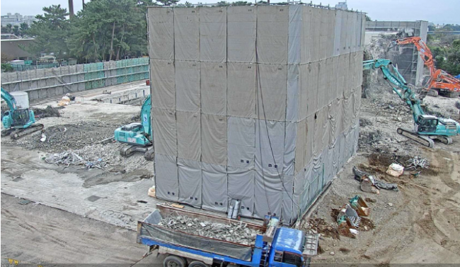 重機で建物を解体している写真