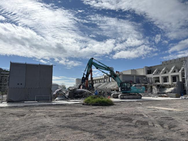 コンクリートを集める重機の写真