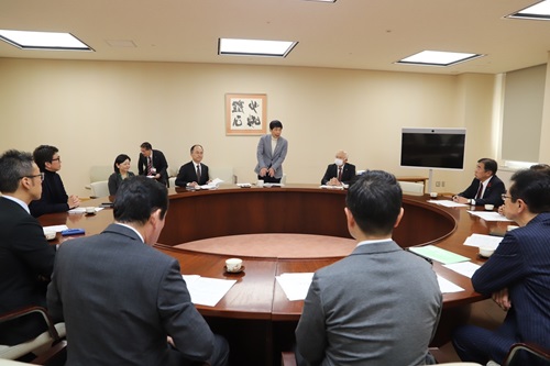 写真：あいさつする山本知事