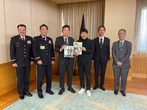 写真：記念撮影する出席者