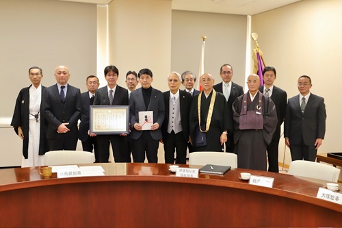 山本知事と出席者の記念写真