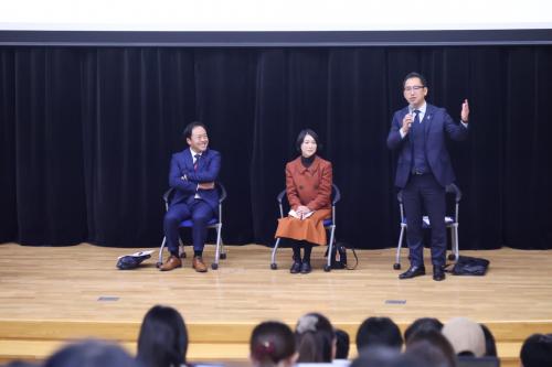 意見交換をする議員の写真