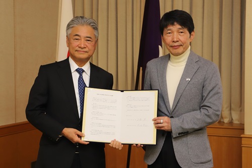 写真：記念撮影する参加者