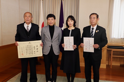 山本知事と出席者の記念写真