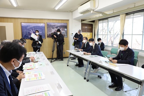 写真：施設概要の説明を受ける山本知事