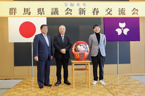 山本知事と出席者の記念写真