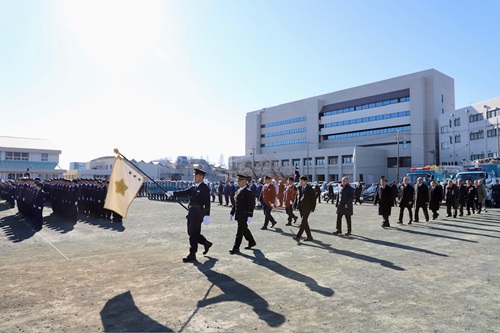 部隊巡察を行う山本知事