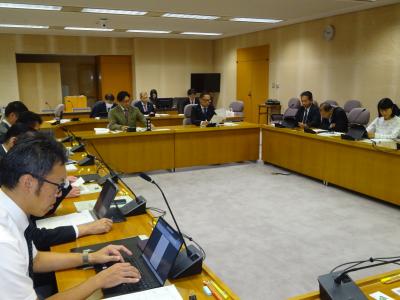 三重県議会事務局の説明を受けている様子写真