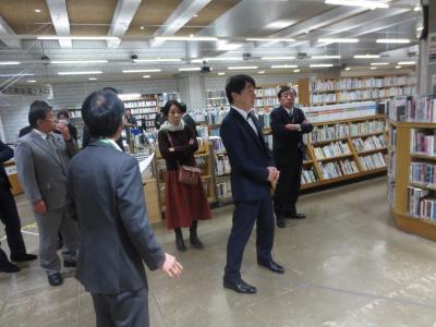 県立図書館内の調査状況写真