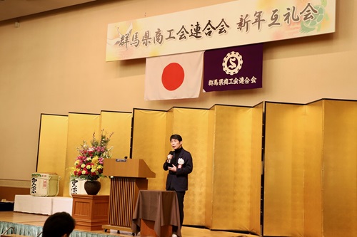 あいさつする山本知事