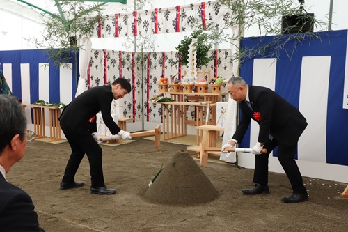 写真：地鎮の儀に参加する山本知事と井下県議会議長