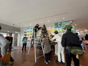 クリスマスツリー飾りつけ(脚立)