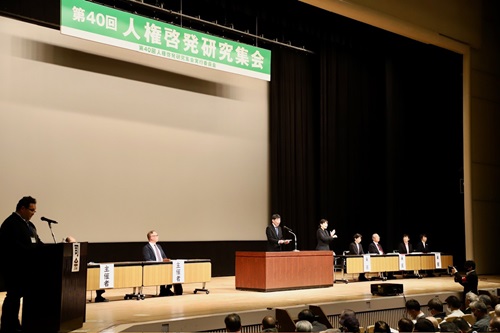 あいさつする山本知事