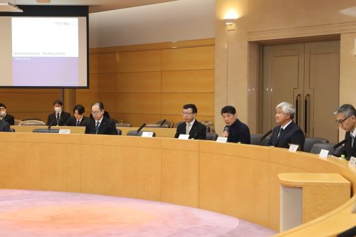 あいさつをする山本知事