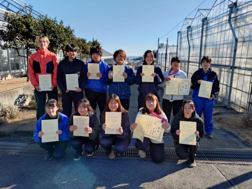 合格証を手にみんな笑顔！写真