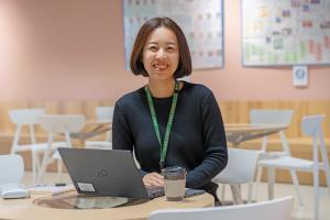 テレワーク勤務をする職員の画像