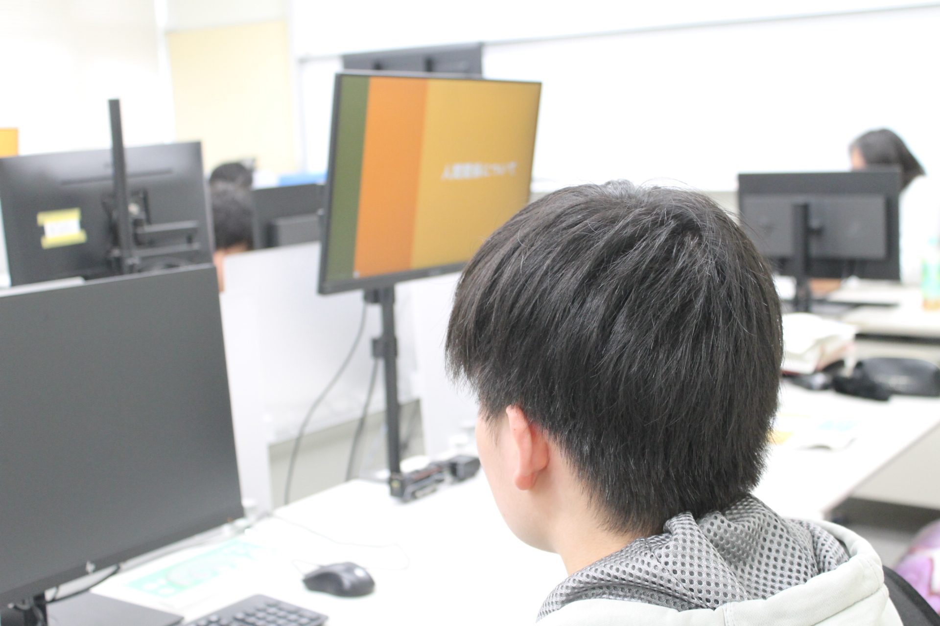 話を聞く生徒