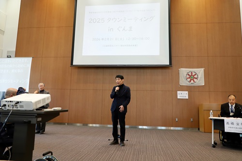 あいさつする山本知事