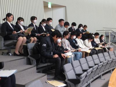 一般質問を傍聴する様子の写真