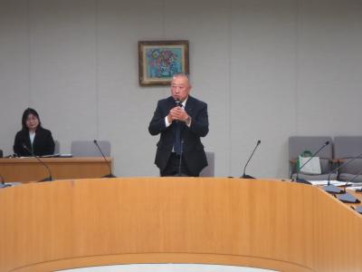 挨拶する井下泰伸議長の写真