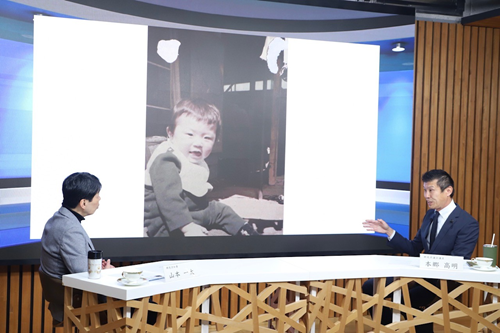 写真：対談する山本知事と本郷県議