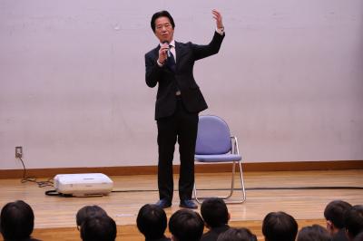 生徒からの質問に答える矢野英司議員の画像