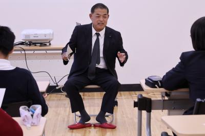 生徒からの質問に答える斉藤優議員の画像