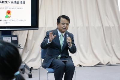 生徒からの質問に答える追川徳信議員の画像