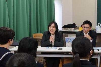 生徒からの質問に答える大沢綾子議員の画像