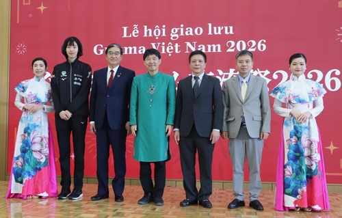 写真：記念撮影する出席者