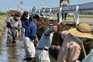 水路の泥上げをしている画像