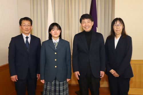 記念写真撮影に臨む山本知事