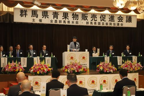 あいさつをする山本知事