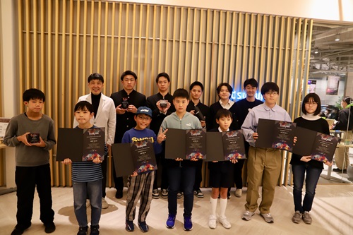 山本知事と出席者の記念写真