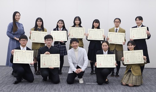 写真：記念撮影する出席者