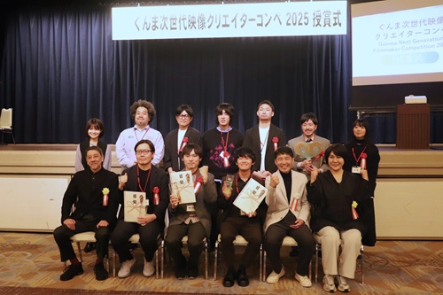 写真：記念撮影する出席者