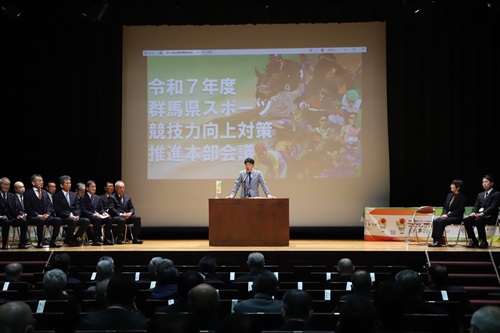 写真：あいさつする山本知事