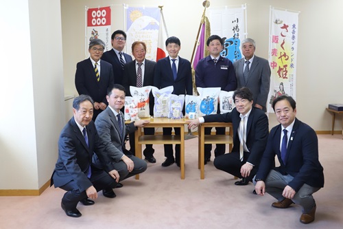 写真：記念撮影する出席者