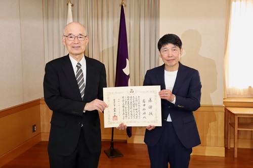 山本知事と出席者の記念写真