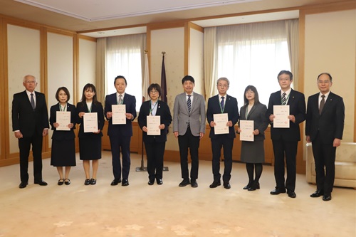 写真:記念撮影する山本知事と部局長等