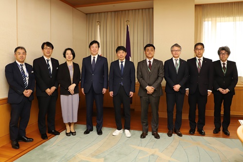 写真:記念撮影する出席者