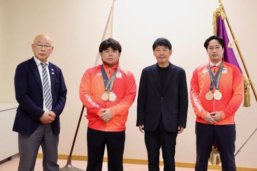 山本知事と出席者の記念写真