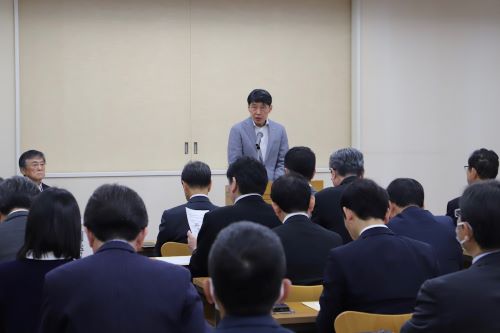 あいさつする山本知事