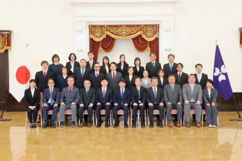 山本知事と出席者の記念写真