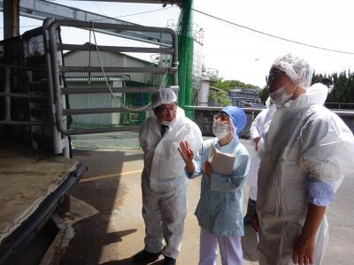 株式会社食肉卸売市場で説明を受けている写真