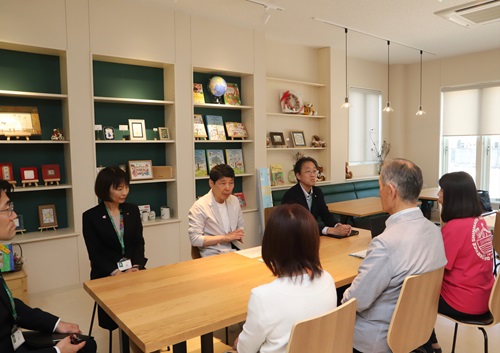 写真：職員と意見交換を行う山本知事
