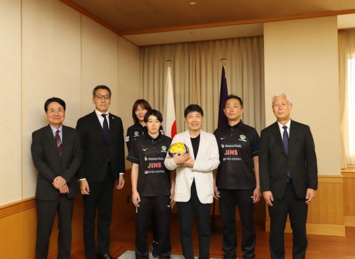 写真：群馬グリーンウイングスの皆様と山本知事